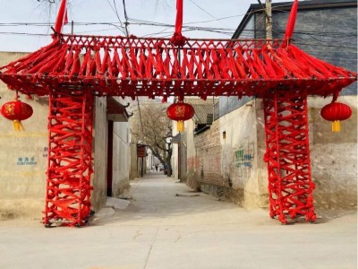 高搭彩门过新年喜气洋洋贺新春