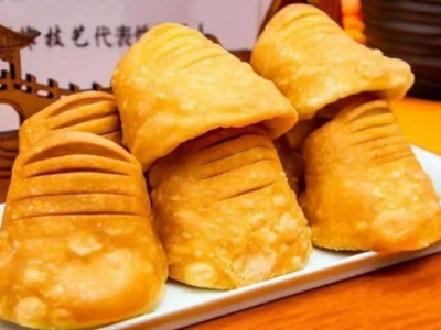 黄土高坡月光柔, 炊烟袅袅小村头. 